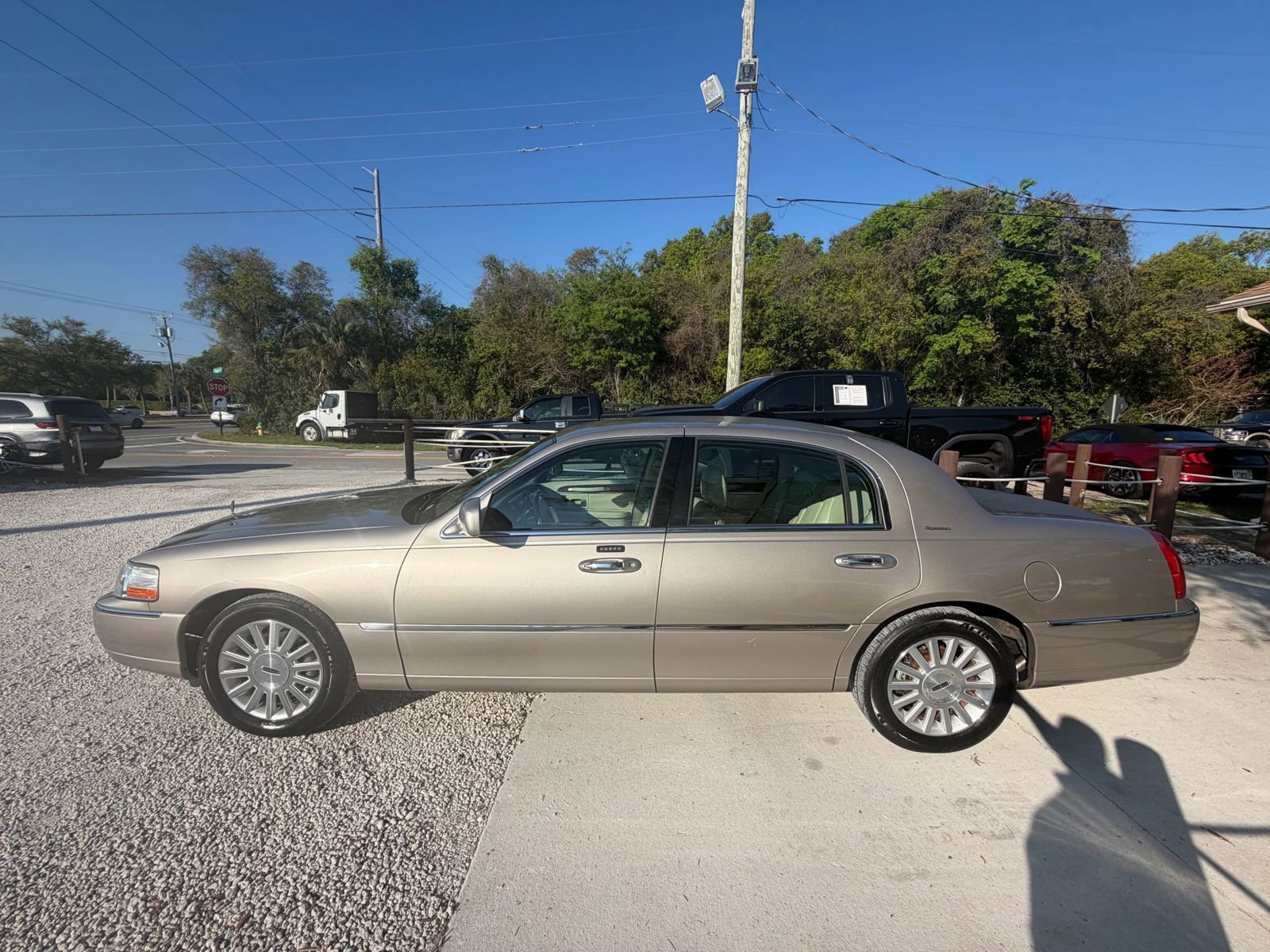 Used 2003 Lincoln Town Car Signature image 4