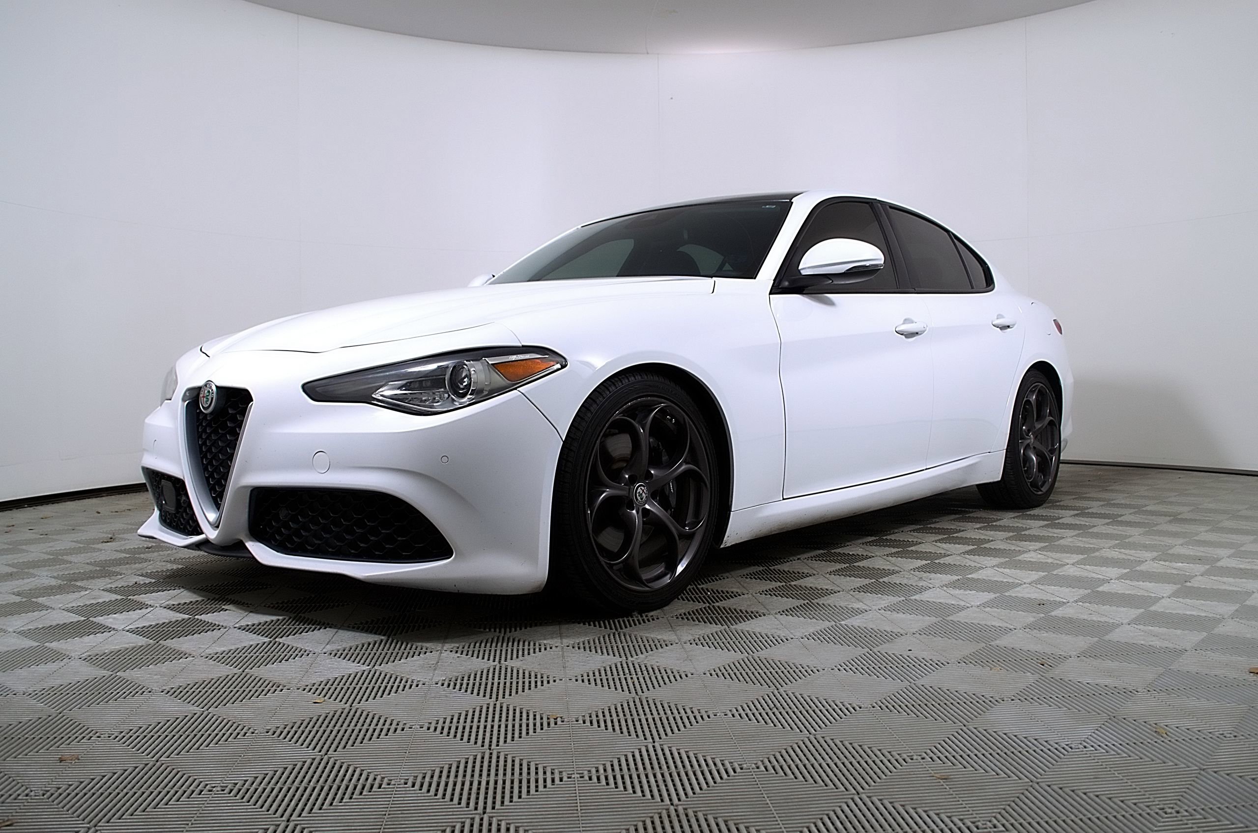 Used 2017 Alfa Romeo Giulia Ti w/ TI 19" Sport Package RWD image 3