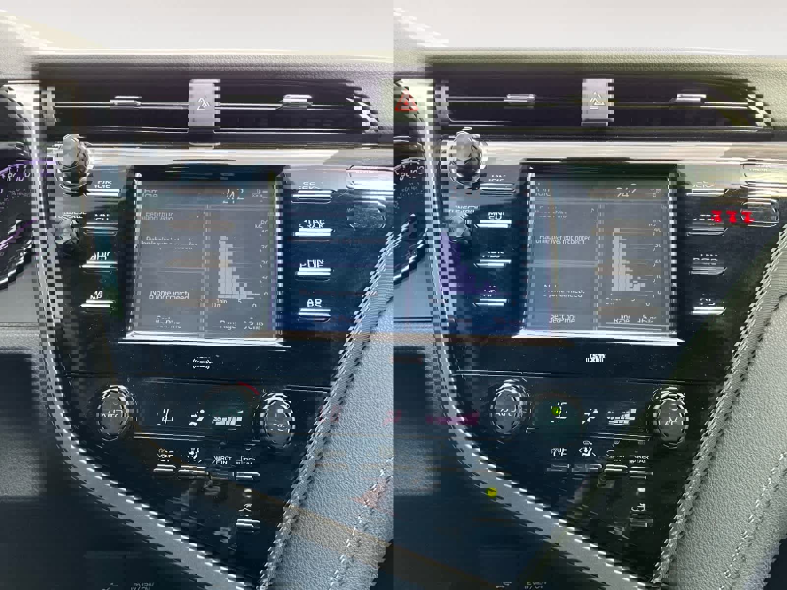 Used 2020 Toyota Camry SE w/ Blackout Package image 16