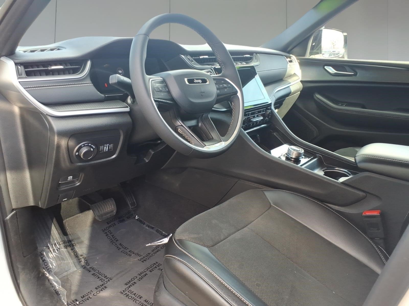 Used 2025 Jeep Grand Cherokee Altitude AWD/4WD image 10