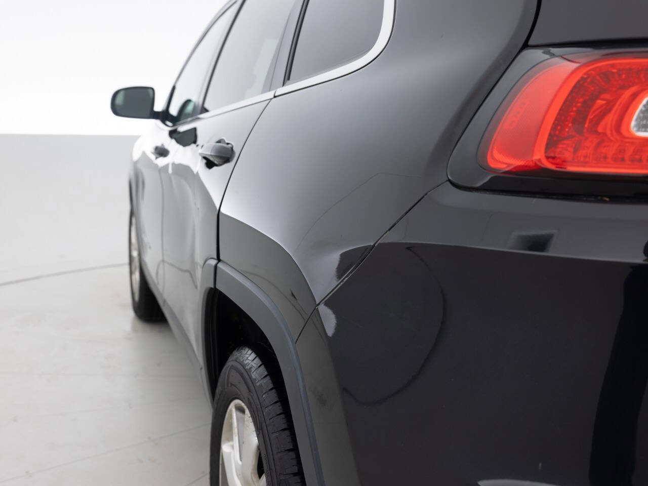 Used 2014 Jeep Cherokee Limited AWD/4WD image 13