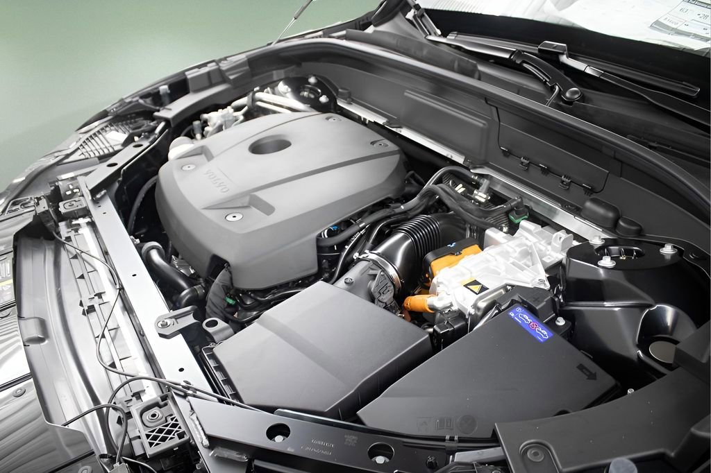 Certified 2025 Volvo XC60 T8 Plus w/ Protection Package Premier image 15