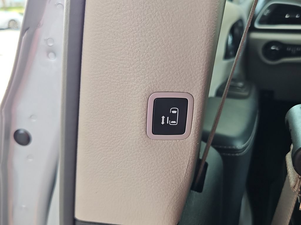 Used 2024 Chrysler Pacifica Touring-L FWD image 30