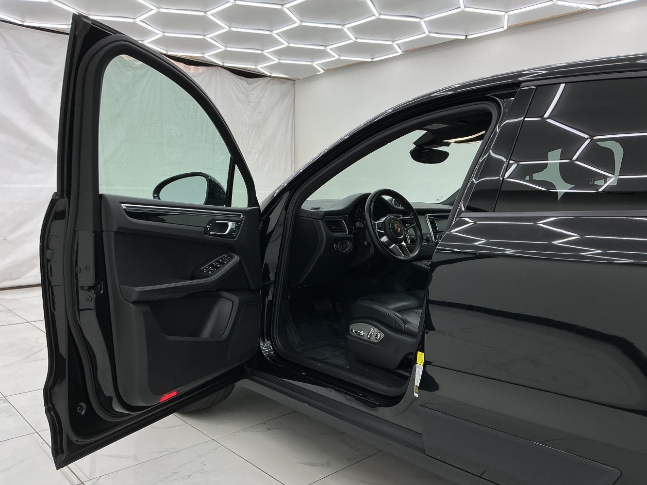Used 2018 Porsche Macan AWD/4WD image 16
