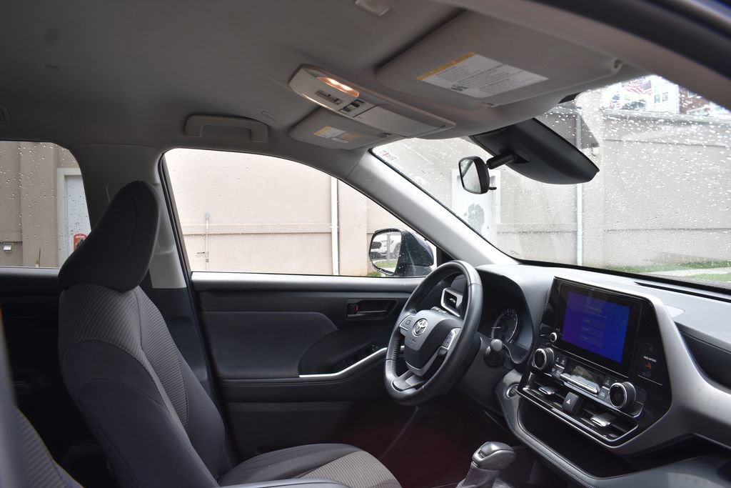 Used 2025 Toyota Highlander LE FWD image 20