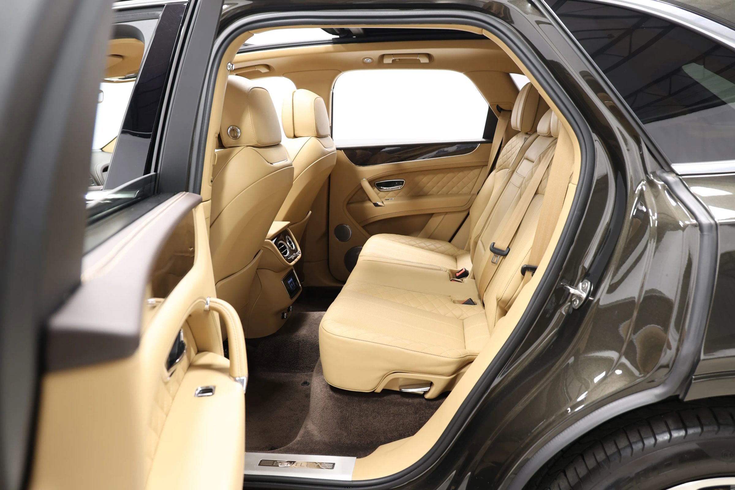 Used 2018 Bentley Bentayga AWD/4WD image 54