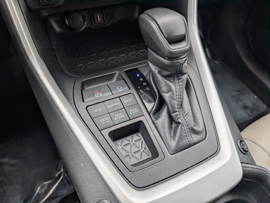 Used 2020 Toyota RAV4 LE w/ All Weather Liner Package image 20