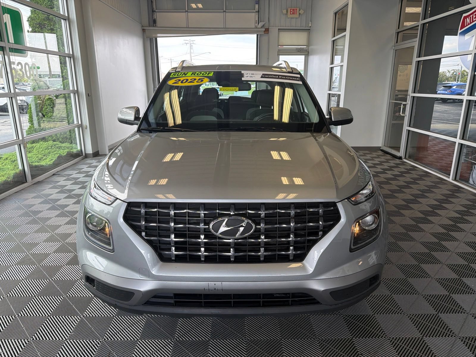 Used 2025 Hyundai Venue SEL FWD image 2