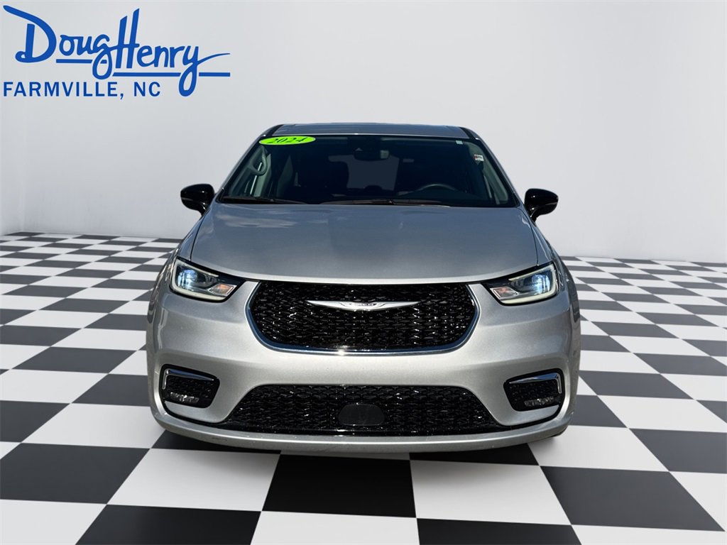 Used 2024 Chrysler Pacifica Touring-L image 8