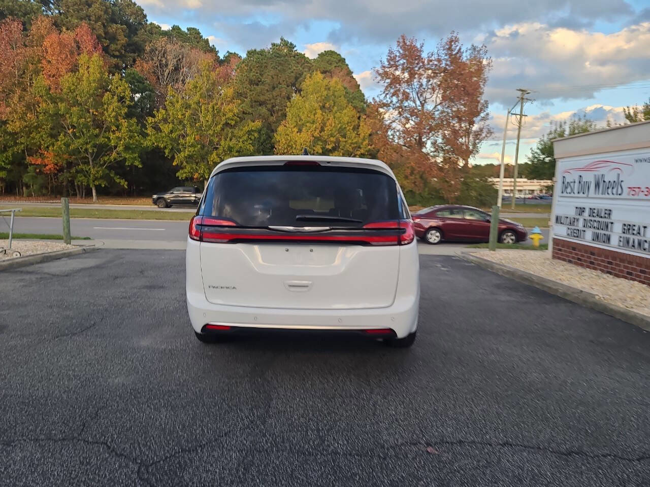 Used 2025 Chrysler Pacifica Select FWD image 5