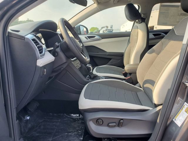 New 2025 Volkswagen Taos SE image 16