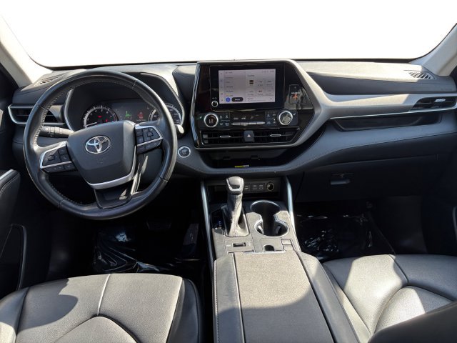 Used 2023 Toyota Highlander XLE AWD/4WD image 14