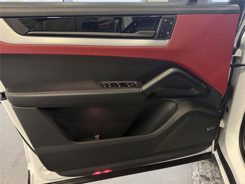 Certified 2025 Porsche Cayenne GTS AWD/4WD image 14