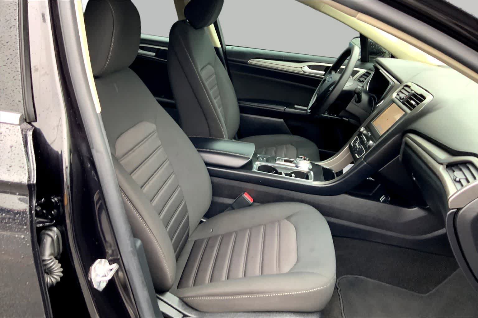 Used 2020 Ford Fusion SE FWD image 9