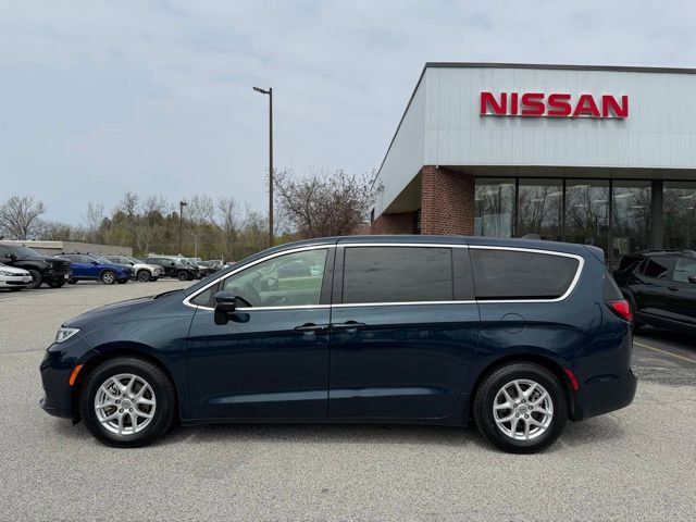 Used 2023 Chrysler Pacifica Touring-L FWD image 6