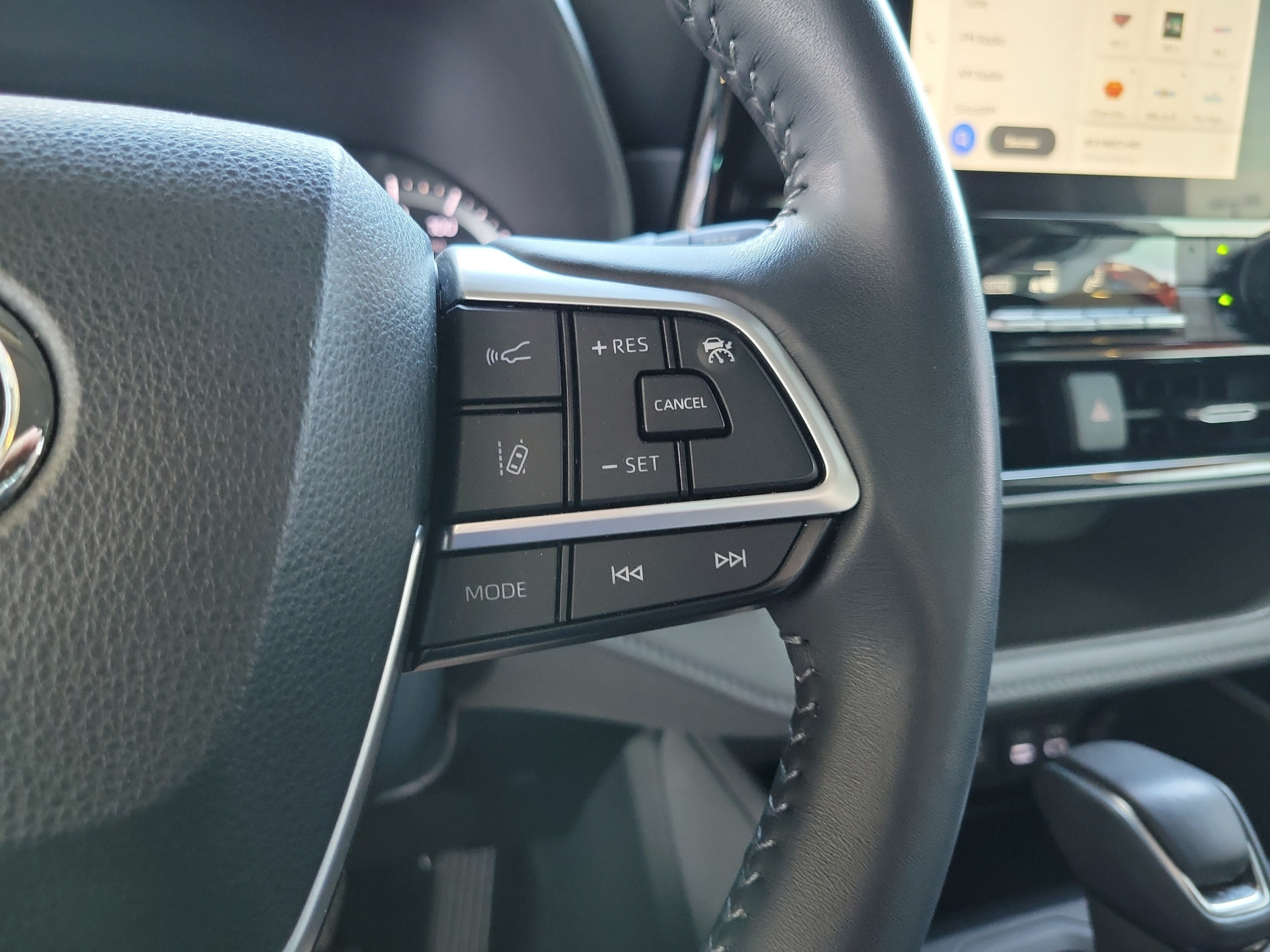 Used 2024 Toyota Highlander LE AWD/4WD image 18