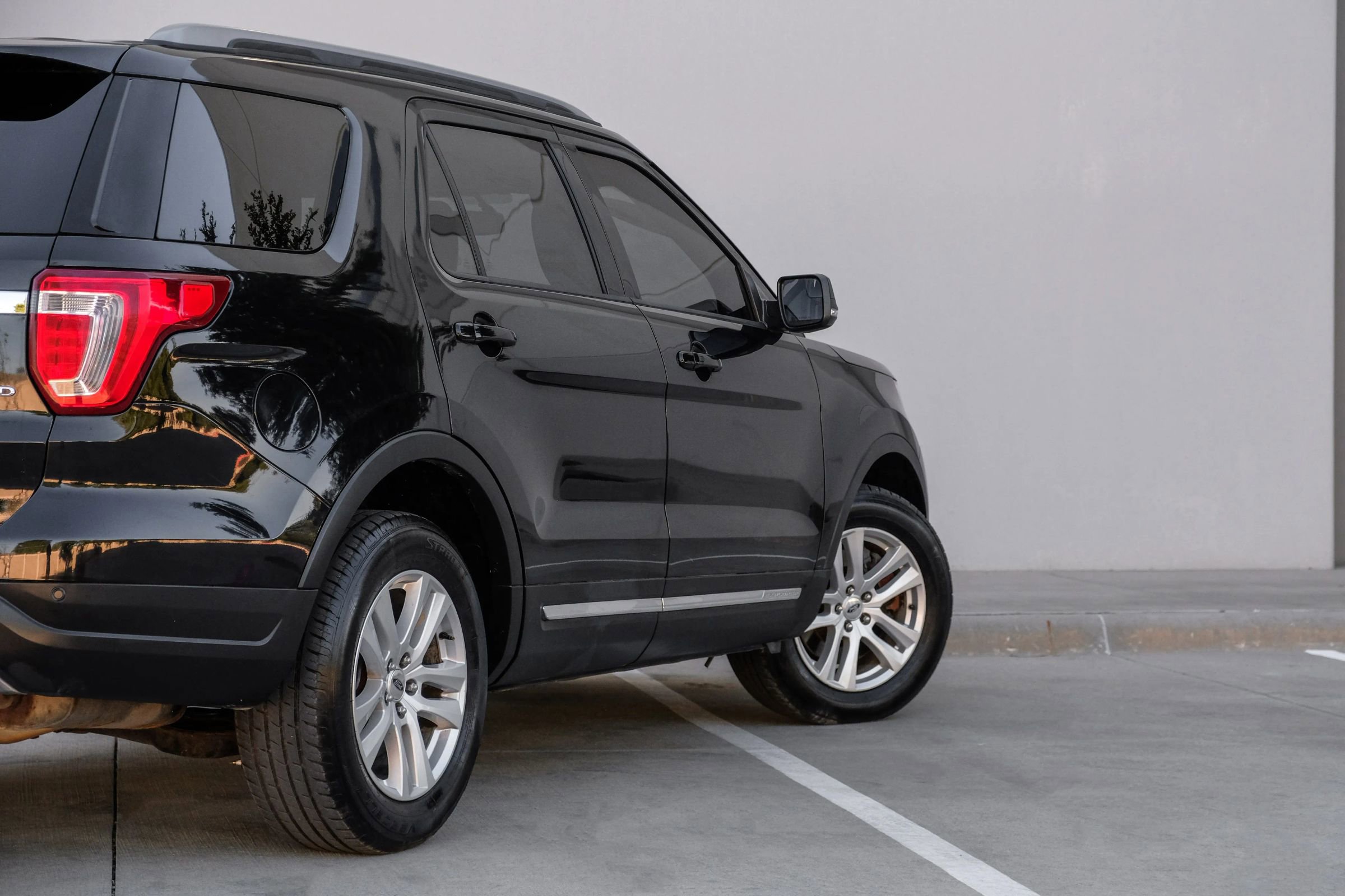 Used 2018 Ford Explorer XLT w/ Equipment Group 202A AWD/4WD image 6