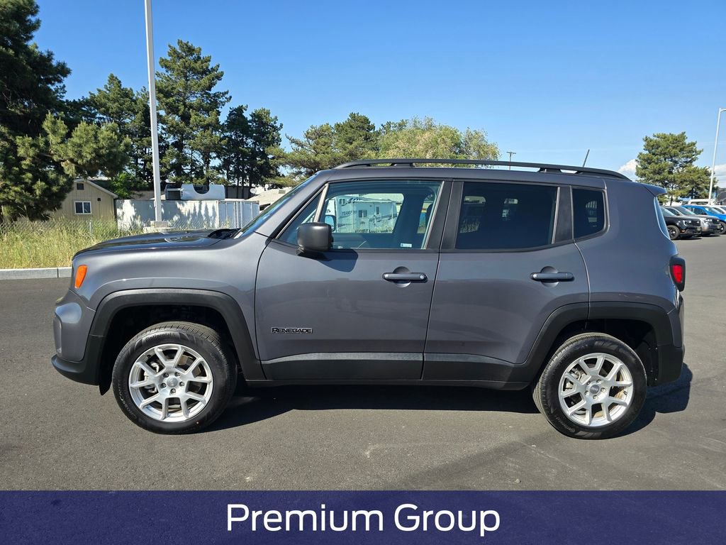 Used 2023 Jeep Renegade Latitude w/ Sun/Sound Group AWD/4WD image 3
