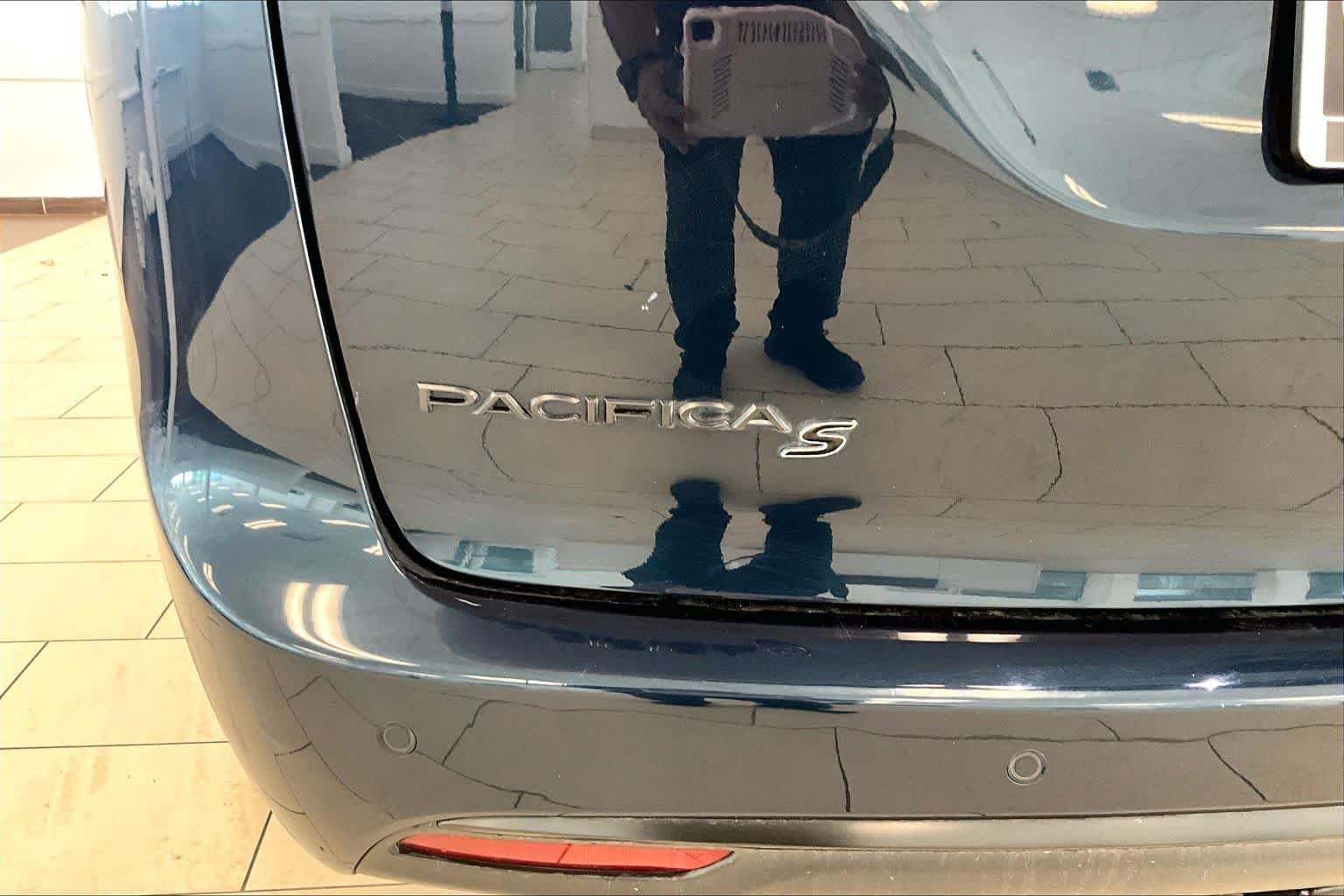 Used 2022 Chrysler Pacifica Touring-L w/ Uconnect Theater Family Group FWD image 29