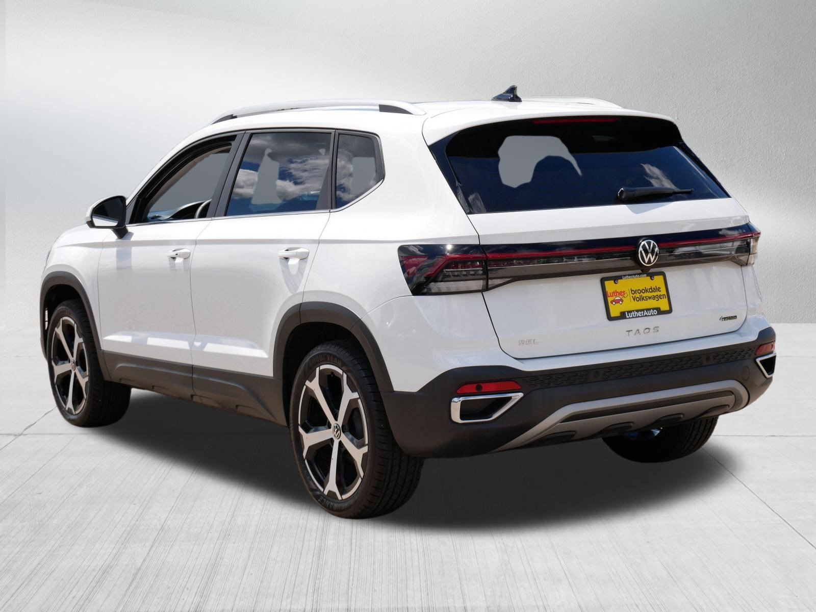 Used 2025 Volkswagen Taos SEL AWD/4WD image 5
