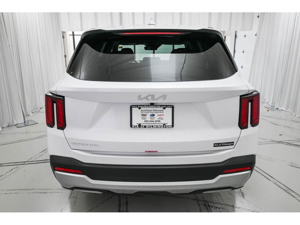 Certified 2025 Kia Sorento LX image 6