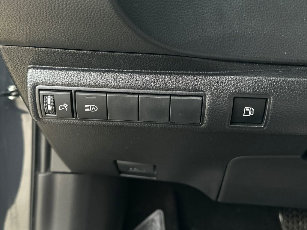 Used 2025 Toyota Corolla LE image 18