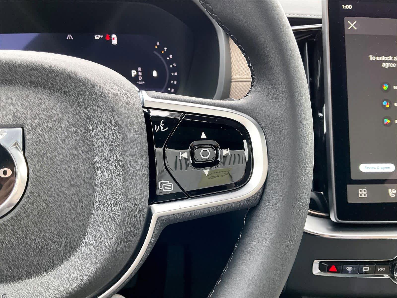New 2026 Volvo XC90 B6 Plus w/ Protection Package Premier AWD/4WD image 18