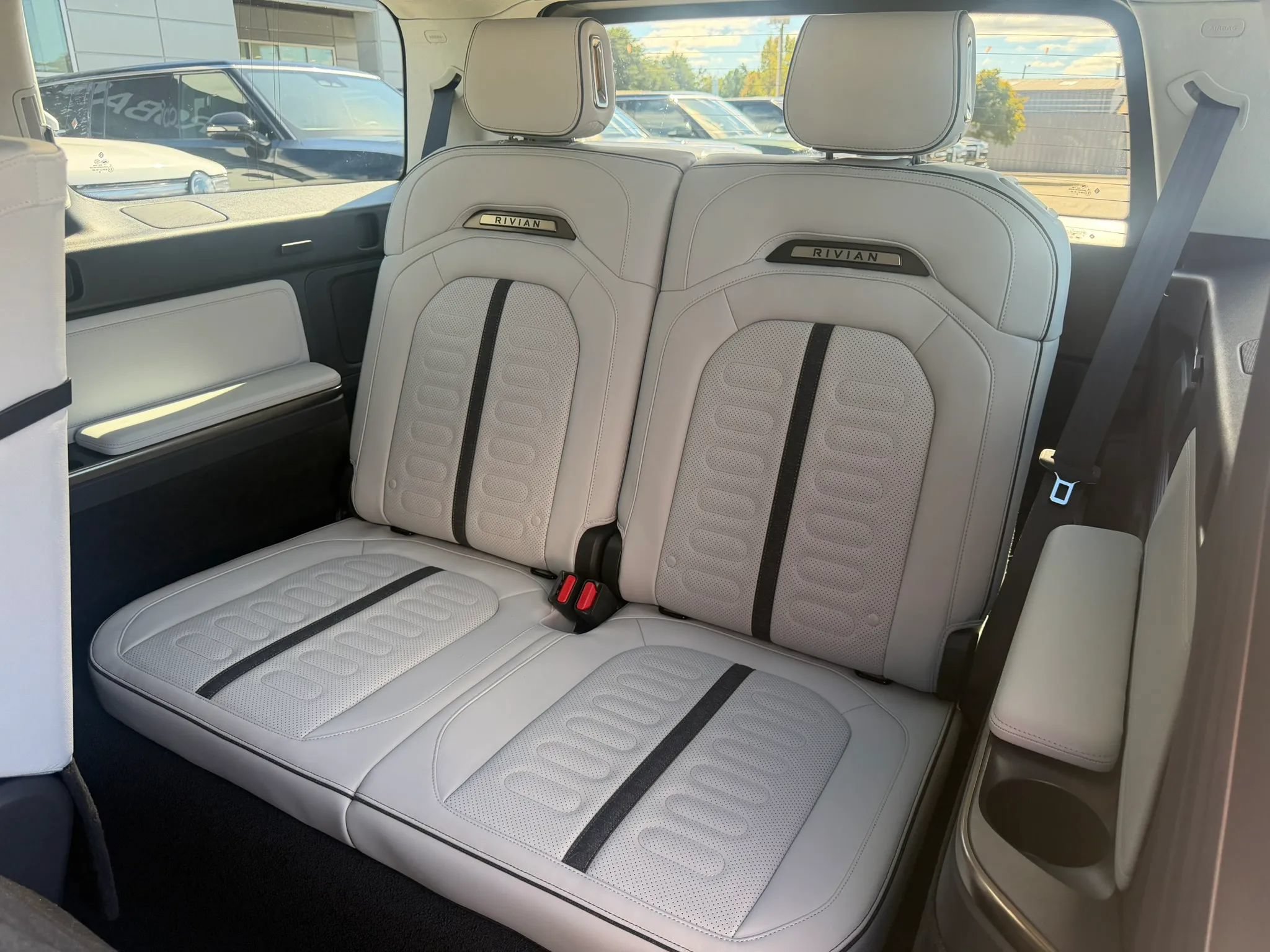 Used 2024 Rivian R1S Adventure Dual AWD/4WD image 11