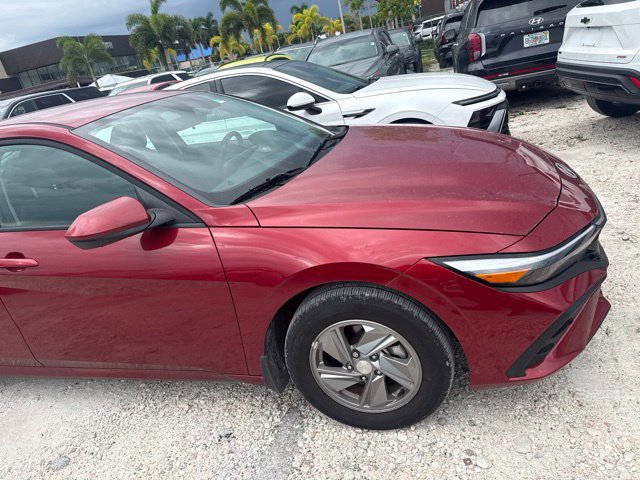 Used 2025 Hyundai Elantra SE FWD image 4