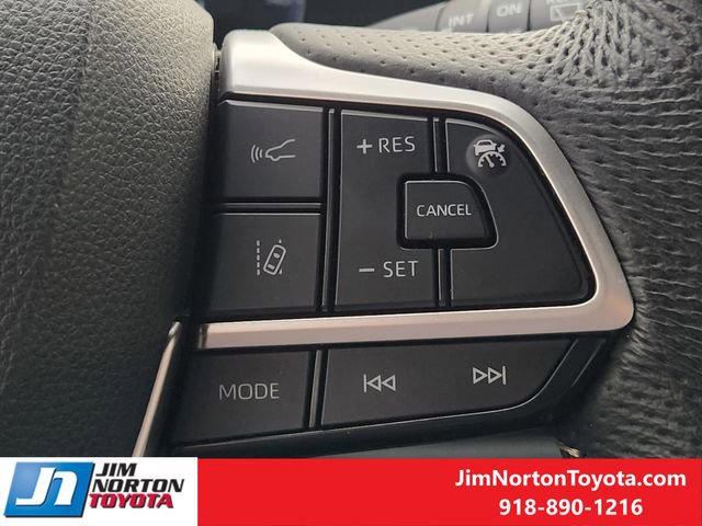 Used 2025 Toyota Sienna Limited image 32