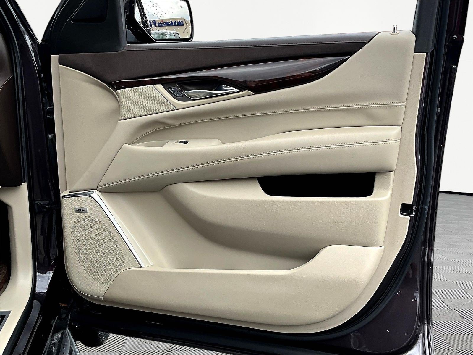 Used 2015 Cadillac Escalade Luxury RWD image 29