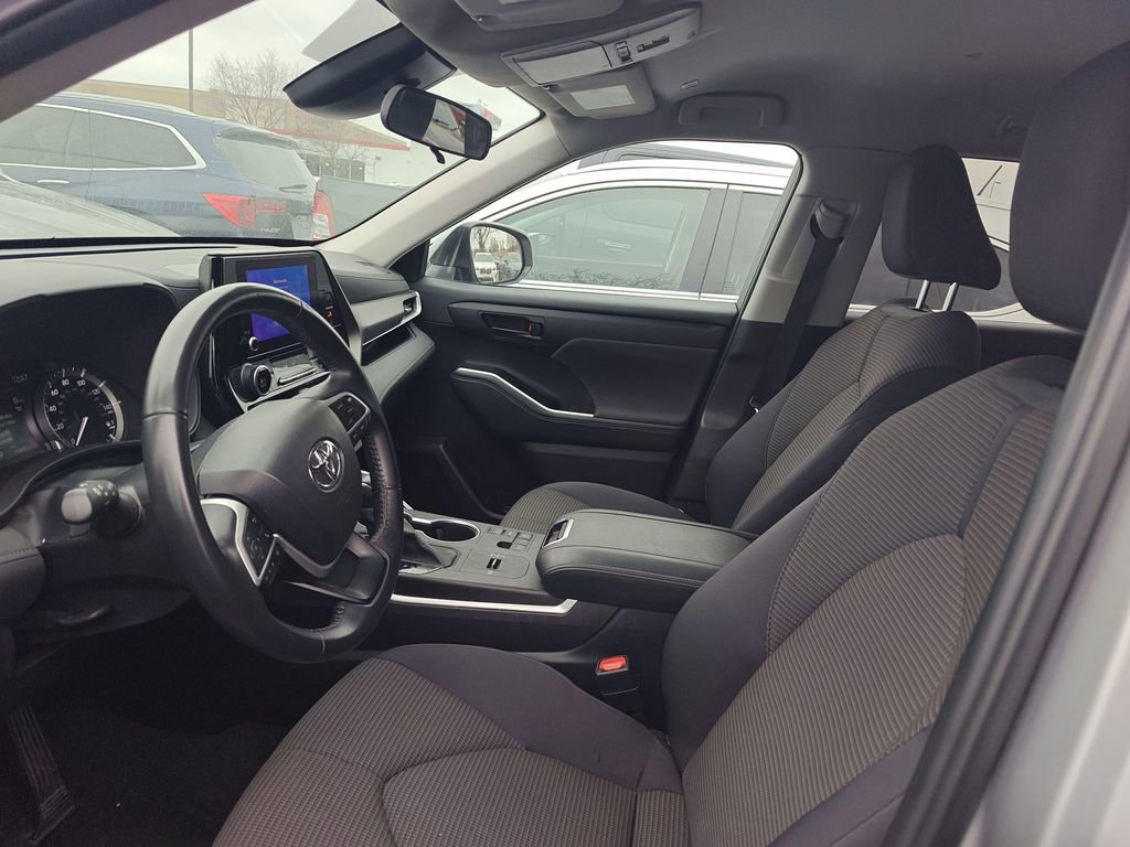 Used 2024 Toyota Highlander LE image 6