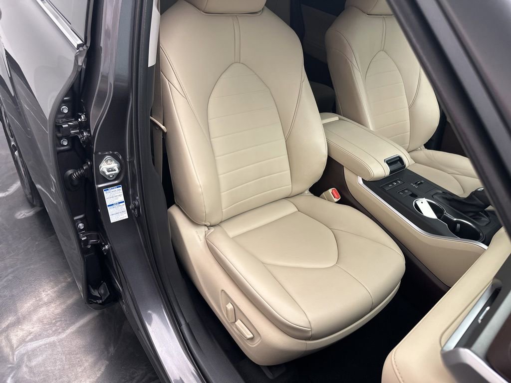 Used 2021 Toyota Highlander XLE image 9