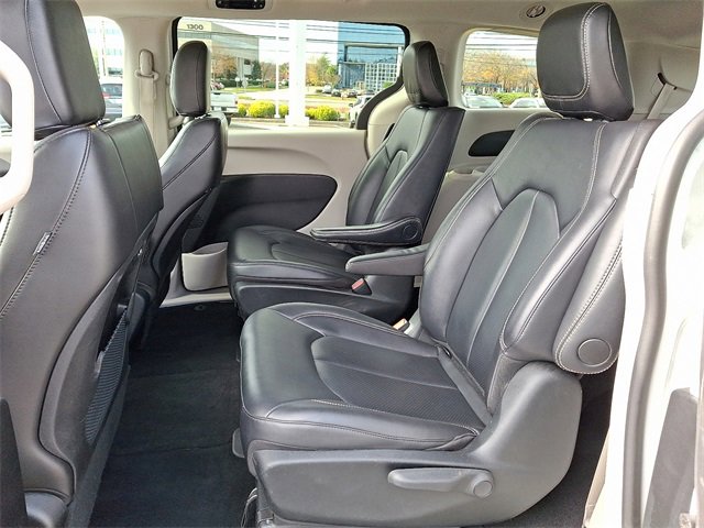 Used 2024 Chrysler Pacifica Select image 17