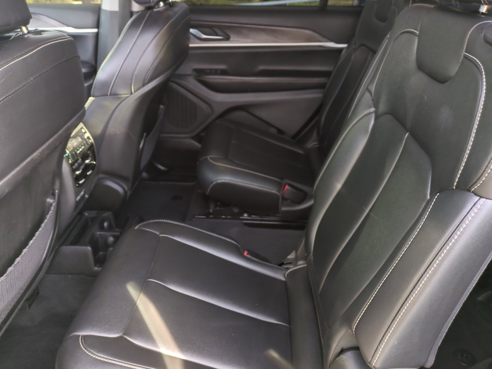 Used 2023 Jeep Grand Cherokee L Limited image 17