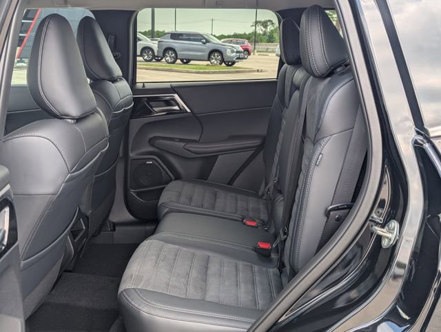 Used 2025 Mitsubishi Outlander SE image 24