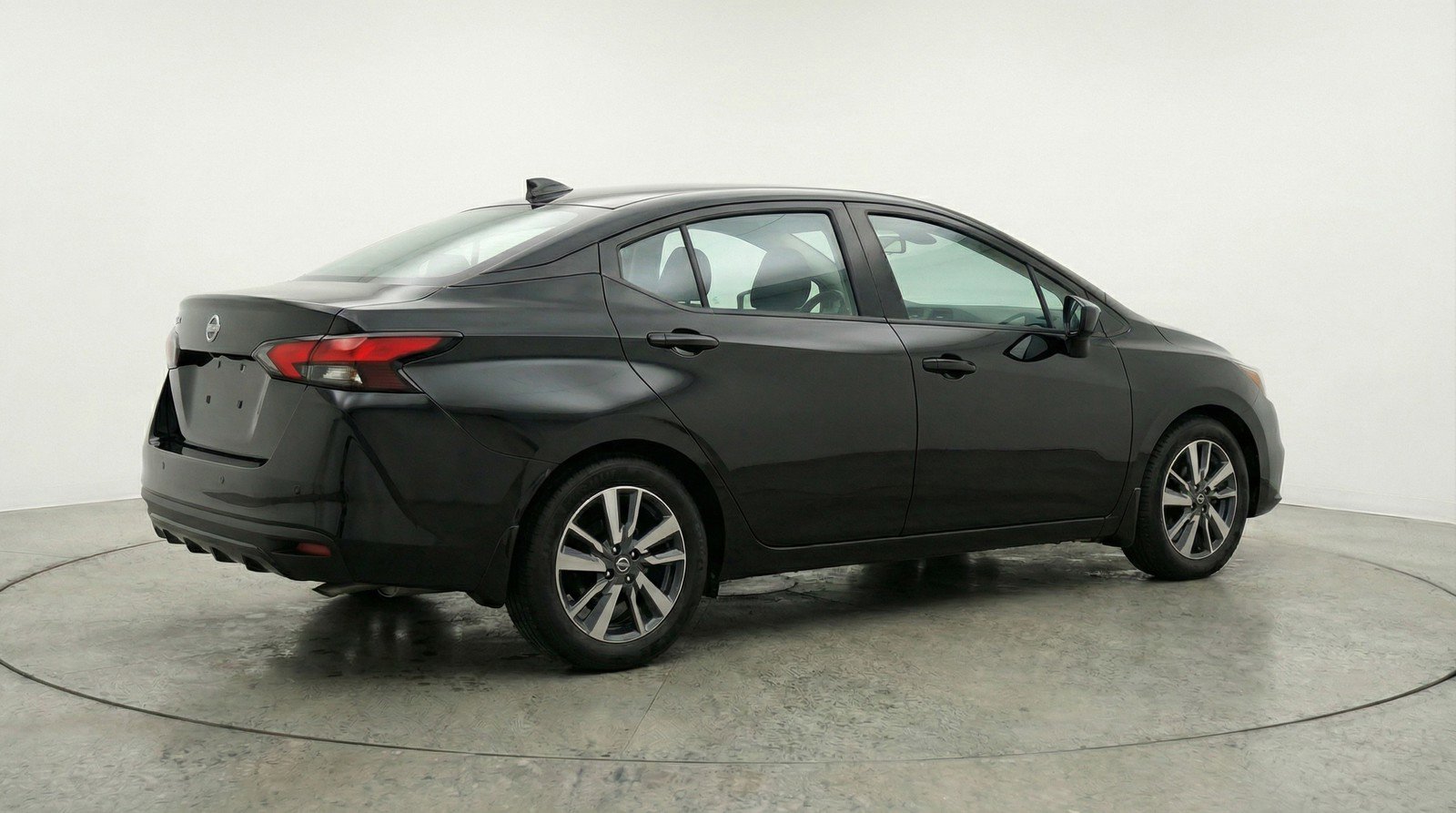 Used 2025 Nissan Versa SV image 9