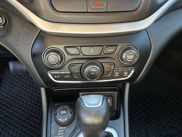 Used 2018 Jeep Cherokee Latitude Plus w/ Cold Weather Group AWD/4WD image 21