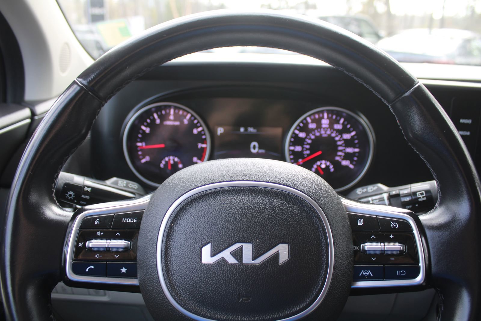 Used 2022 Kia Carnival LX image 32