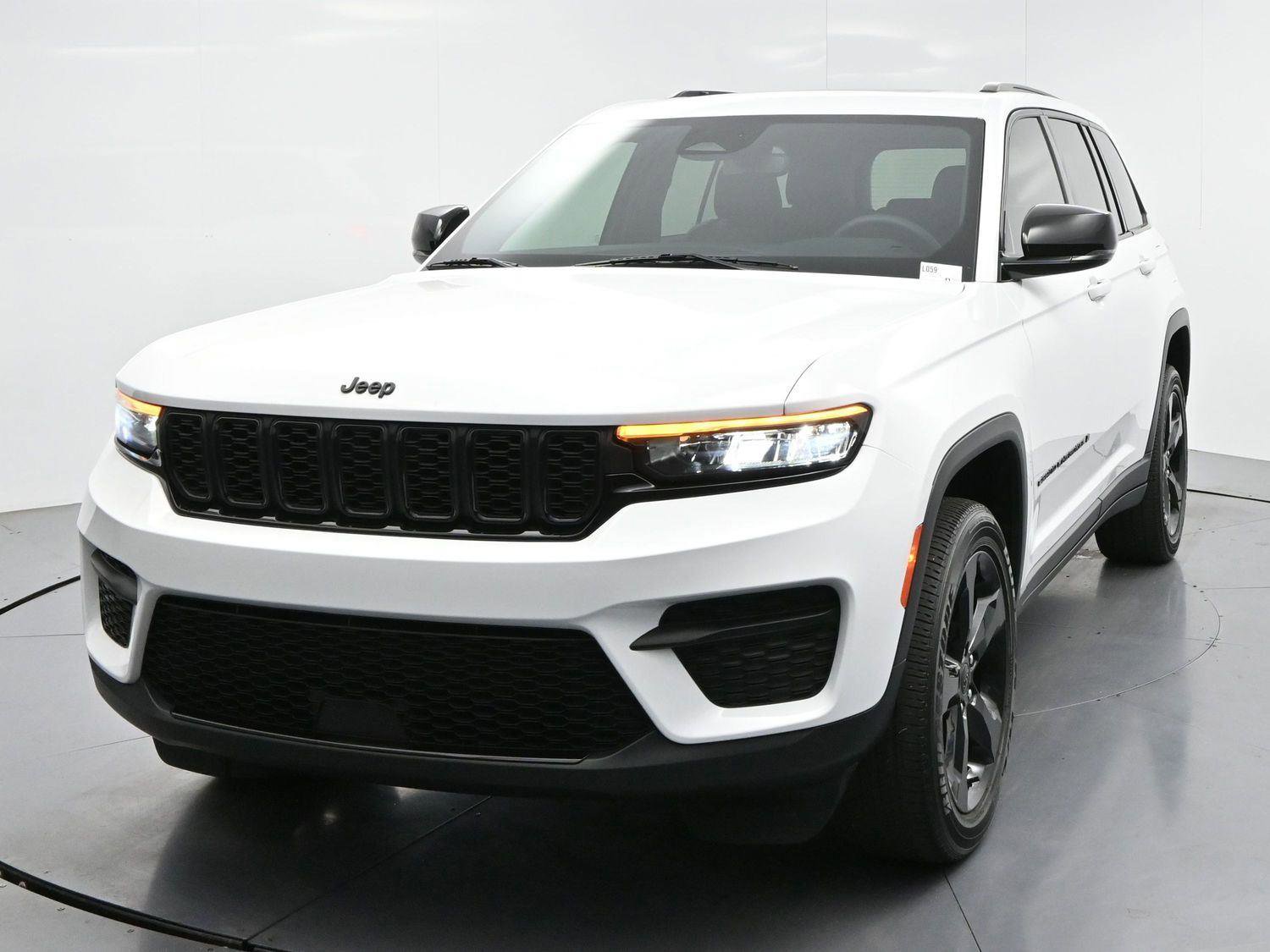 Used 2023 Jeep Grand Cherokee Altitude AWD/4WD image 2