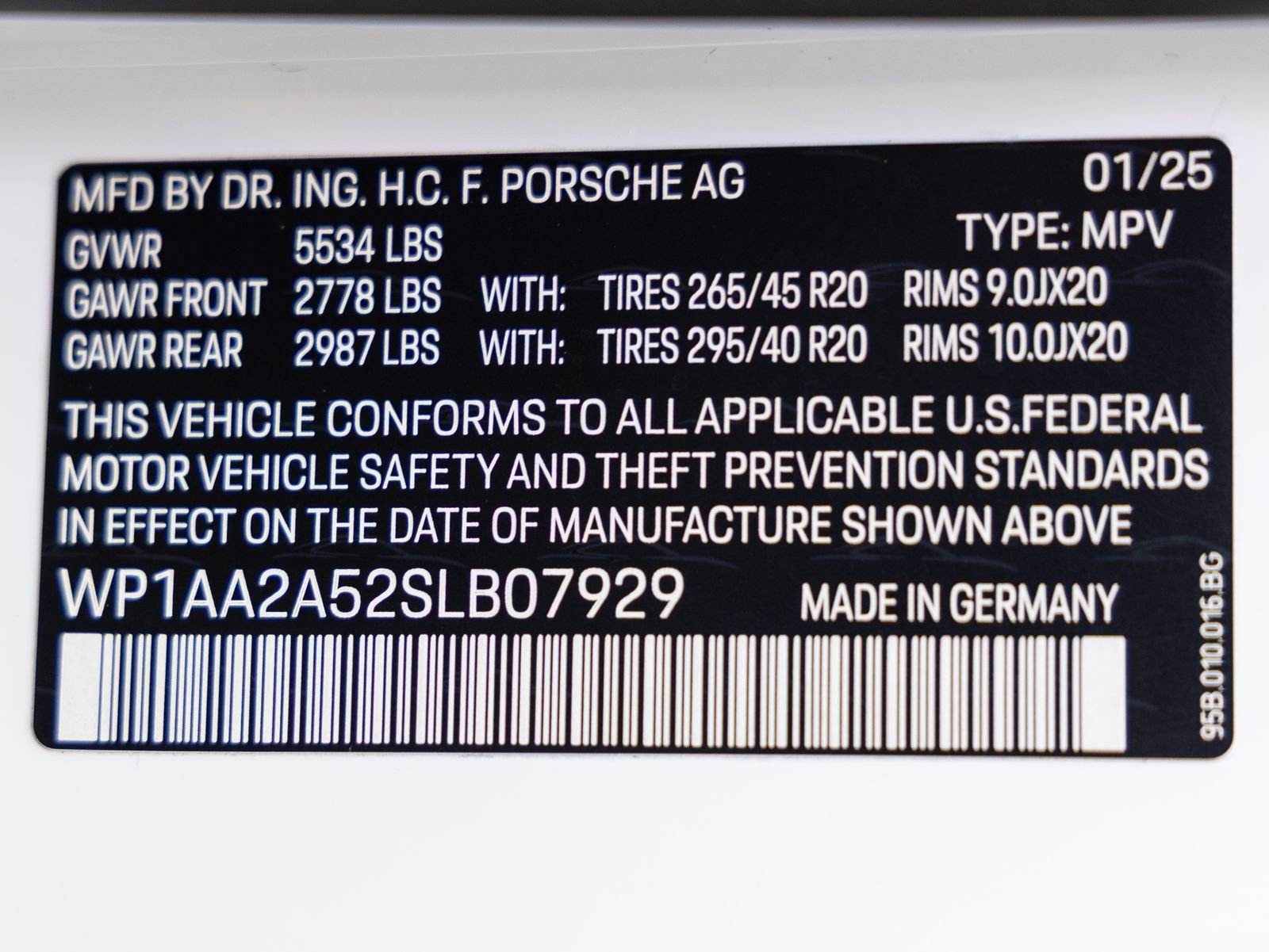 Certified 2025 Porsche Macan AWD/4WD image 37