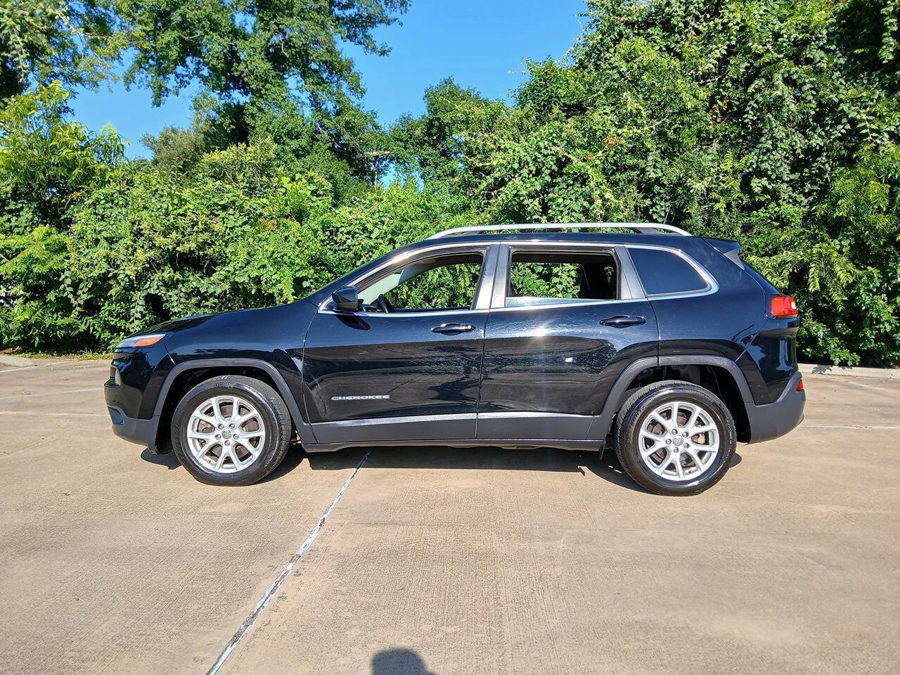 Used 2018 Jeep Cherokee Latitude Plus FWD image 4