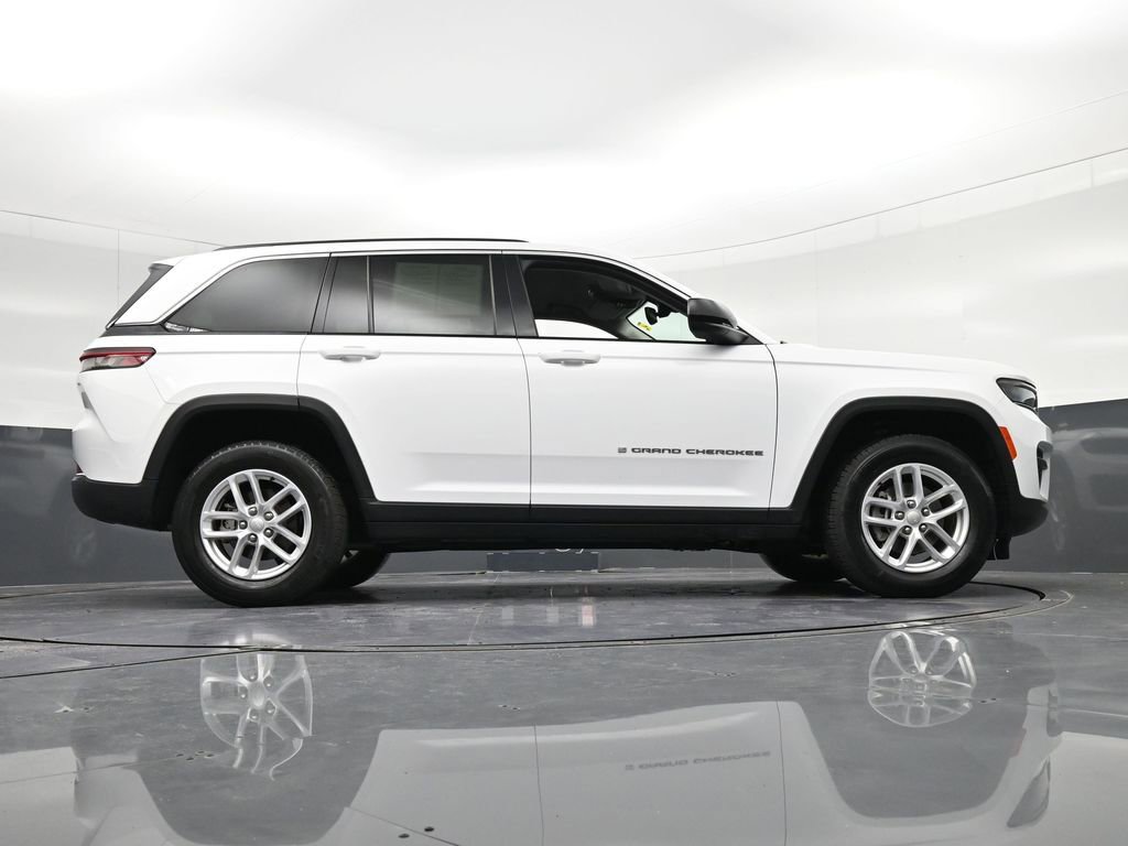 Used 2023 Jeep Grand Cherokee Laredo AWD/4WD image 36