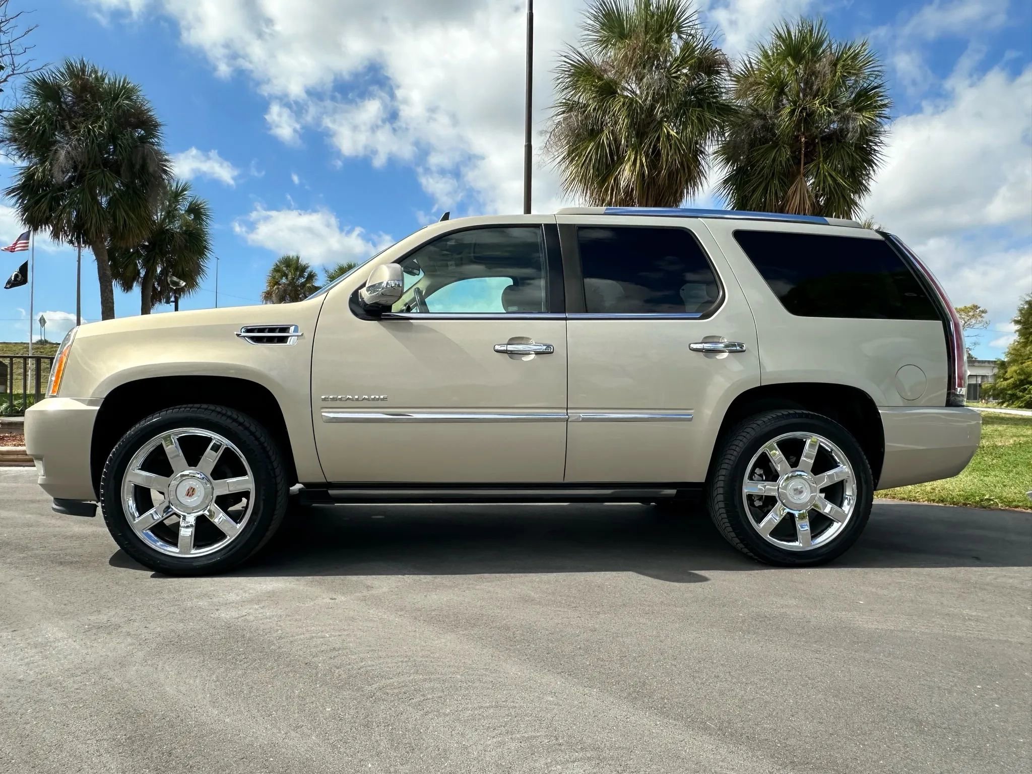 Used 2010 Cadillac Escalade Premium image 4