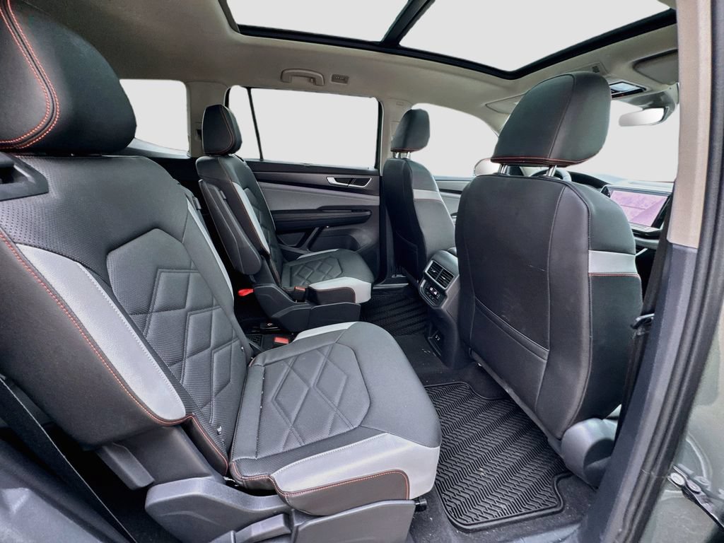 Used 2025 Volkswagen Atlas Peak Edition SE AWD/4WD image 30