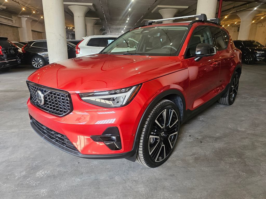 Certified 2025 Volvo XC40 B5 Plus AWD/4WD image 1