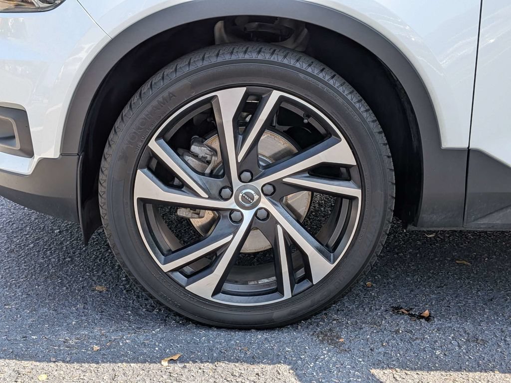 Used 2020 Volvo XC40 T4 R-Design FWD image 12