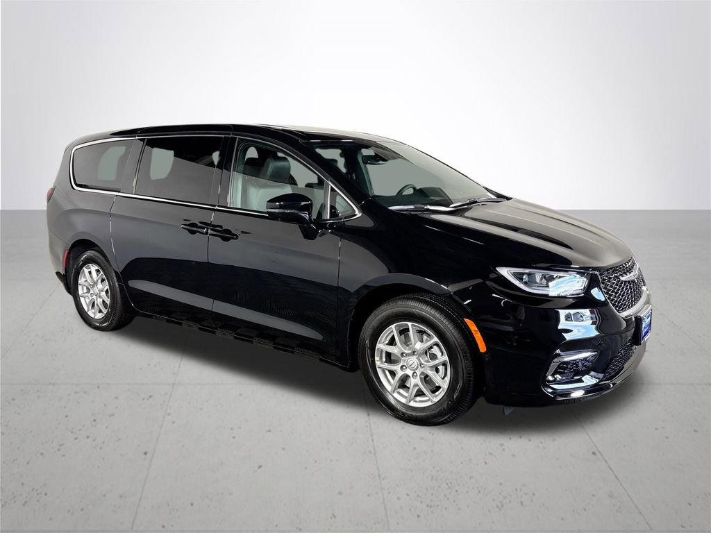 New 2026 Chrysler Pacifica Select image 4