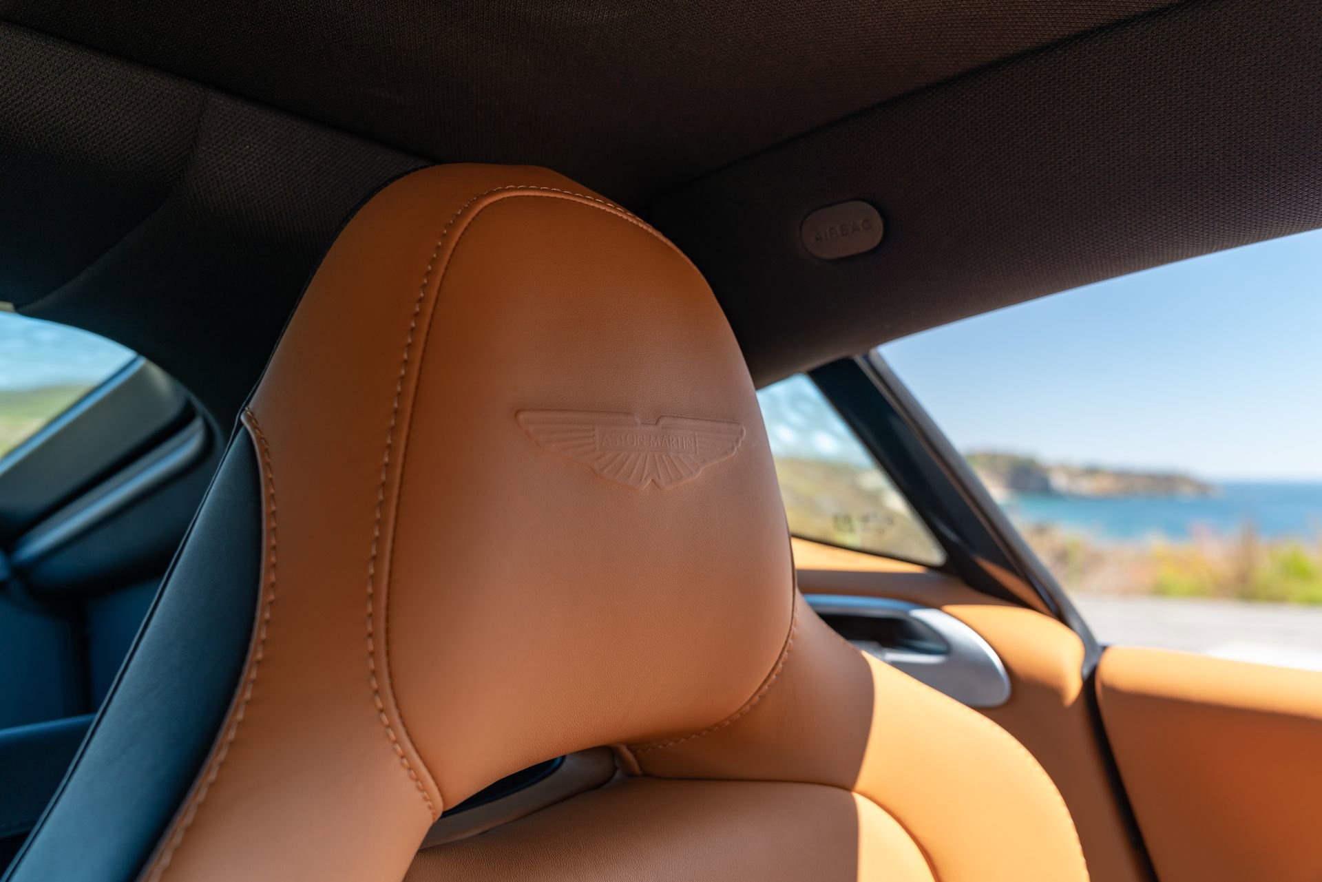 Used 2025 Aston Martin V8 Vantage Coupe RWD image 21