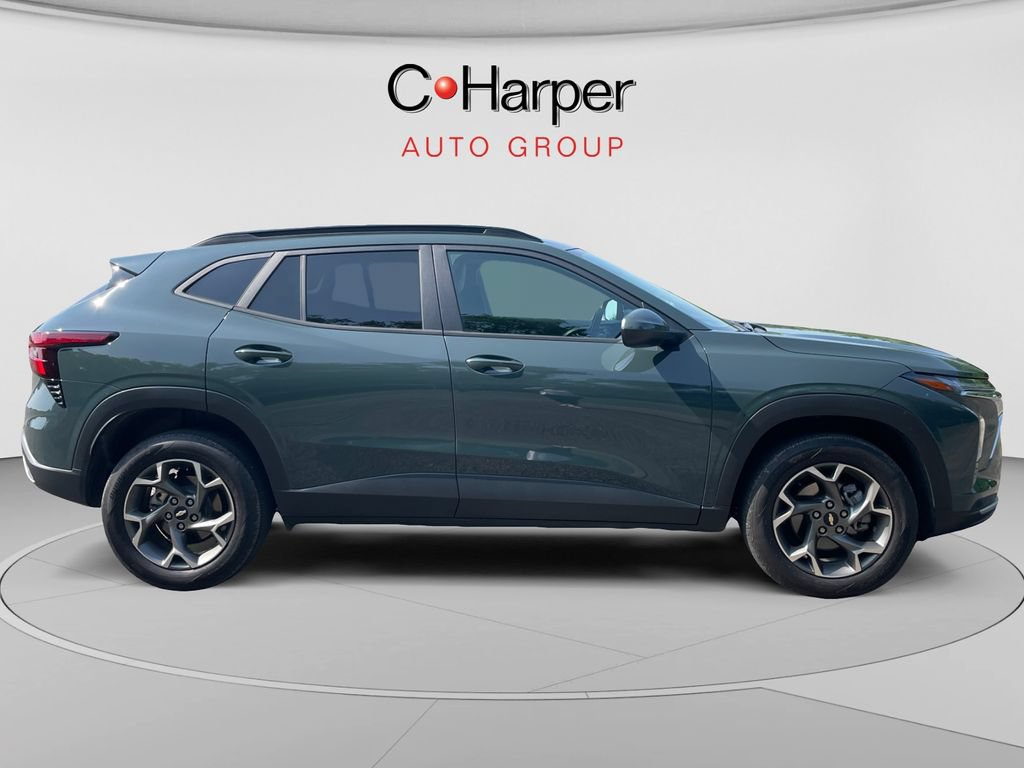 Used 2025 Chevrolet Trax LT FWD image 2